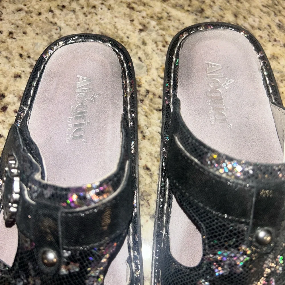 Alegria Peggy Black shimmer leather adjustable slide sandals. Size 38 (8/8.5) - Picture 2 of 9